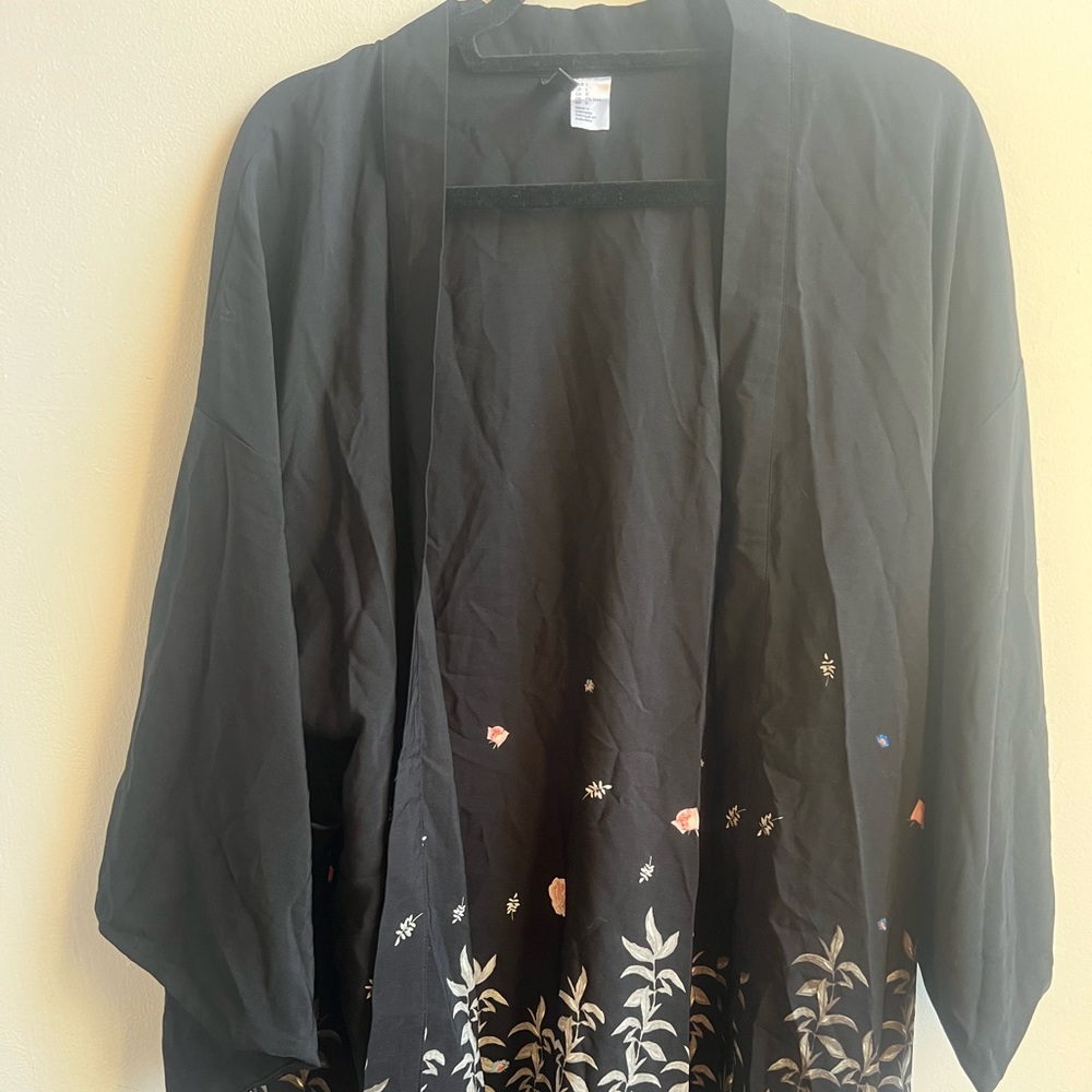 Black floral robe - Picture 3 of 4